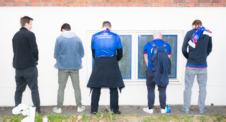 Sånn pisser Enga: Veggene opp mot Ullevål får spylt seg.